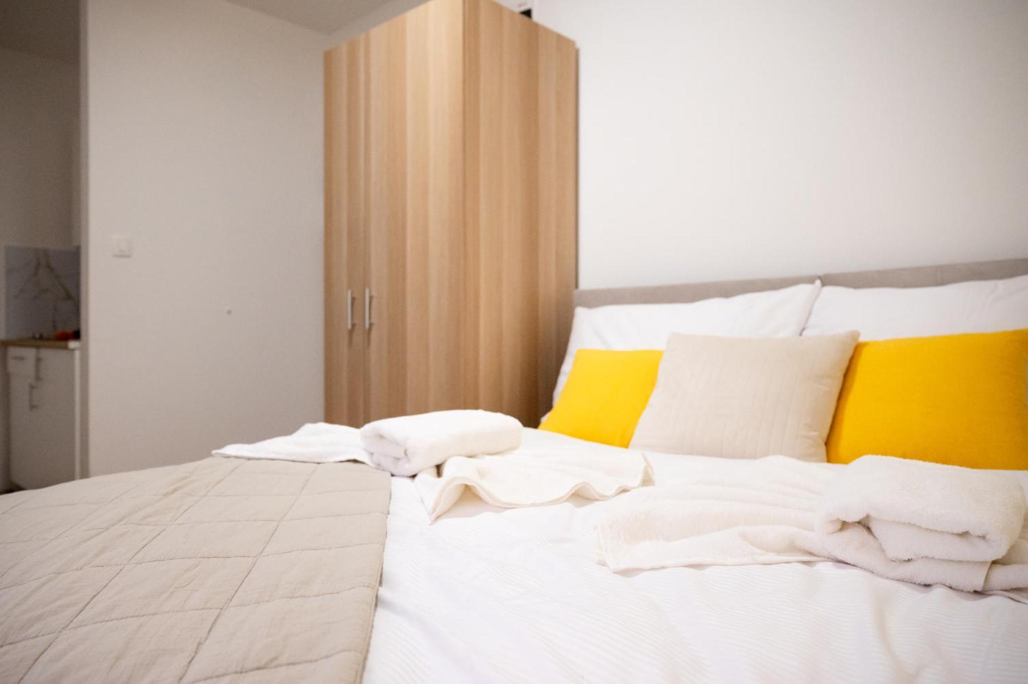 Lev Apartments Изола Екстериор снимка